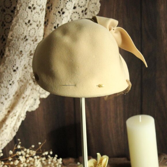 Vintage 1950s Hat, Chapeau Louise Ivory Wool Felt with Birdcage Veil, Rhinestone - Picture 6 of 12